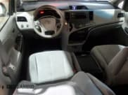 ✅ 2013 Toyota Sienna LE • VIN: 5TDKK3DC8DS378059 • Lot: 92311175. Wystawiony na Copart z przebiegiem 242 192 mil. Bezpłatny archiwum sprzedaży aukcyjnych z USA i szczegółowy raport historii pojazdu na DreamBid. Zdjęcie 8.