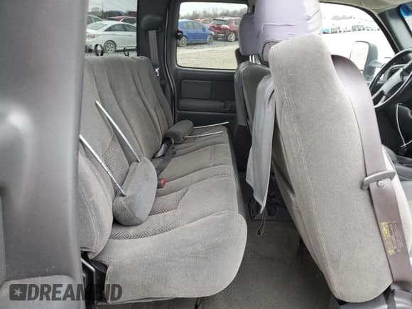 ✅ 2003 Chevrolet Silverado 2500HD LS • VIN: 1GCHC29U03E371453 • Lot: 85531544. Wystawiony na Copart z przebiegiem 149 837 mil. Bezpłatny archiwum sprzedaży aukcyjnych z USA i szczegółowy raport historii pojazdu na DreamBid. Zdjęcie 11.