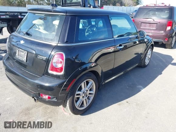✅ 2011 MINI Hardtop • VIN: WMWSU3C5XBT092030 • Lot: 43914344. Wystawiony na IAAI z przebiegiem 107 245 mil. Bezpłatny archiwum sprzedaży aukcyjnych z USA i szczegółowy raport historii pojazdu na DreamBid. Zdjęcie 4.