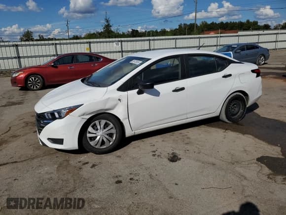 ✅ 2023 Nissan Versa S • VIN: 3N1CN8DV6PL844532 • Лот: 83873545. Опубликован ранее на Copart с пробегом 58 633 миль. Бесплатный доступ к архиву аукционных продаж из США и подробный отчёт об истории автомобиля на DreamBid. Изображение 1.