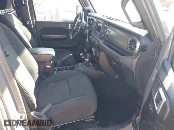 ✅ 2020 Jeep Gladiator Sport S • VIN: 1C6JJTAG6LL201409 • Lot: 42866437. Wystawiony na IAAI z przebiegiem 51 863 mil. Bezpłatny archiwum sprzedaży aukcyjnych z USA i szczegółowy raport historii pojazdu na DreamBid. Zdjęcie 5.