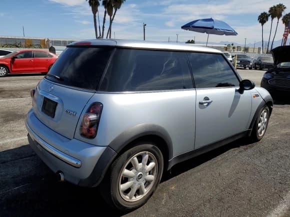 ✅ 2004 MINI Hardtop • VIN: WMWRC33404TJ62937 • Lot: 69888145. Listed on Copart with 94,099 mi. Free auction sales archive from the USA and detailed vehicle history report at DreamBid. Image 3.