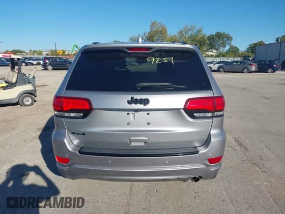 2018 Jeep Grand Cherokee Altitude z VIN 1C4RJFAG6JC220486, wystawiony jako IAAI lot #43399251 z przebiegiem 90 525 mil mil oraz . Historia ofert i sprzedaży dostępna na DreamBid. Obrazek 16.