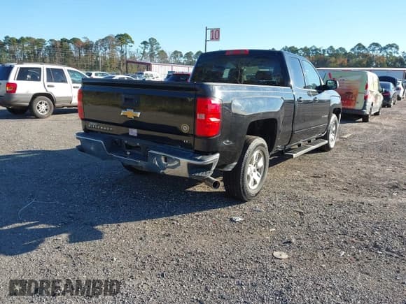 ✅ 2018 Chevrolet Silverado 1500 LT • VIN: 1GCRCREC7JZ141635 • Lot: 43682102. Wystawiony na IAAI z przebiegiem 150 756 mil. Bezpłatny archiwum sprzedaży aukcyjnych z USA i szczegółowy raport historii pojazdu na DreamBid. Zdjęcie 4.