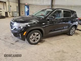 ✅ 2024 Kia Seltos LX • VIN: KNDEPCAA4R7527571 • Lot: 82032215. Wystawiony na Copart z przebiegiem 13 612 mil. Bezpłatny archiwum sprzedaży aukcyjnych z USA i szczegółowy raport historii pojazdu na DreamBid. Zdjęcie 1.