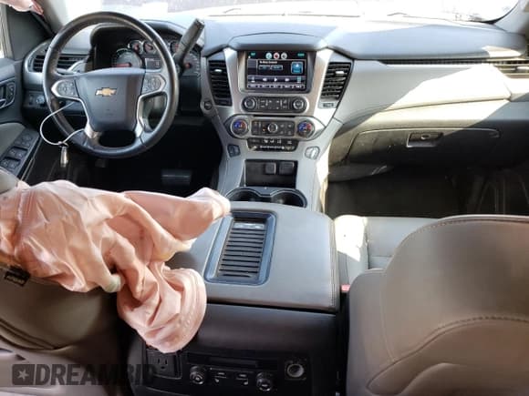 ✅ 2015 Chevrolet Suburban LT • VIN: 1GNSKJKC3FR637394 • Lot: 69036314. Wystawiony na Copart z przebiegiem 183 829 mil. Bezpłatny archiwum sprzedaży aukcyjnych z USA i szczegółowy raport historii pojazdu na DreamBid. Zdjęcie 8.