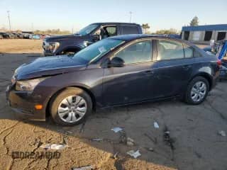 2014 Chevrolet Cruze LS z VIN 1G1PA5SG0E7221365, wystawiony jako Copart lot #81903075 z przebiegiem 128 953 mil mil oraz Szkoda całkowita • Salvage title. Historia ofert i sprzedaży dostępna na DreamBid. Obrazek 1.