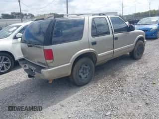 2002 Chevrolet Blazer LS z VIN 1GNDT13W22K135560, wystawiony jako IAAI lot #43381193 z przebiegiem 169 980 mil mil oraz . Historia ofert i sprzedaży dostępna na DreamBid. Obrazek 4.