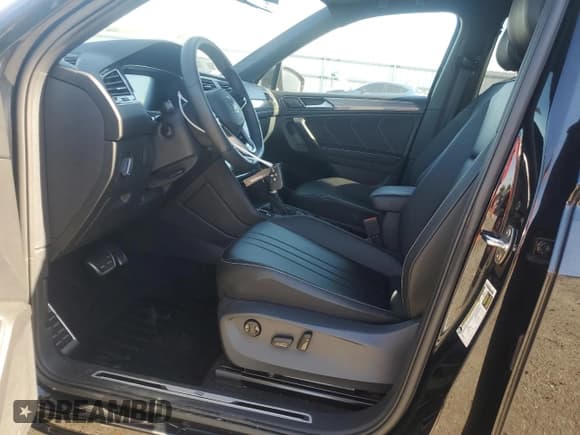 ✅ 2024 Volkswagen Tiguan SE R-Line Black • VIN: 3VV8B7AX1RM068952 • Лот: 87038215. Опубликован ранее на Copart с пробегом 21 826 миль. Бесплатный доступ к архиву аукционных продаж из США и подробный отчёт об истории автомобиля на DreamBid. Изображение 7.