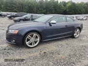 ✅ 2012 Audi S5 Premium Plus • VIN: WAUCVAFR4CA003795 • Лот: 67716895. Опубликован ранее на Copart с пробегом 116 563 миль. Бесплатный доступ к архиву аукционных продаж из США и подробный отчёт об истории автомобиля на DreamBid. Изображение 1.