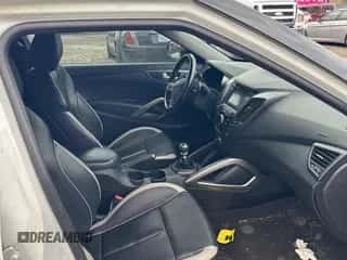 2015 Hyundai Veloster Turbo z VIN KMHTC6AE3FU228606, wystawiony jako Copart lot #48008524 z przebiegiem 103 559 mil mil oraz . Historia ofert i sprzedaży dostępna na DreamBid. Obrazek 5.