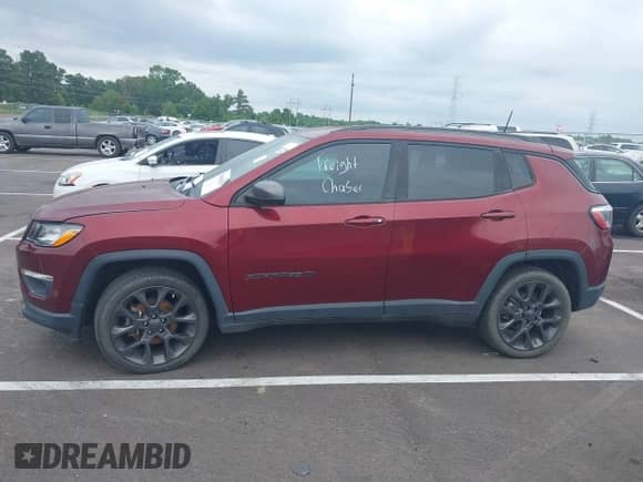 2021 Jeep Compass 80th Anniversary z VIN 3C4NJCEBXMT571406, wystawiony jako IAAI lot #42900251 z przebiegiem 91 891 mil mil oraz . Historia ofert i sprzedaży dostępna na DreamBid. Obrazek 14.