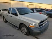 ✅ 2010 Dodge 1500 ST • VIN: 1D7RB1GP7AS196735 • Lot: 83523794. Wystawiony na Copart z przebiegiem 154 156 mil. Bezpłatny archiwum sprzedaży aukcyjnych z USA i szczegółowy raport historii pojazdu na DreamBid. Zdjęcie 4.