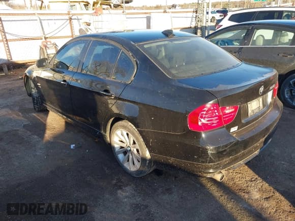 ✅ 2011 BMW 3 Series 328i xDrive • VIN: WBAPK5G57BNN31559 • Lot: 43800475. Wystawiony na IAAI z przebiegiem 121 384 mil. Bezpłatny archiwum sprzedaży aukcyjnych z USA i szczegółowy raport historii pojazdu na DreamBid. Zdjęcie 3.