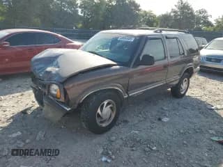 ✅ 1997 Chevrolet Blazer LS • VIN: 1GNDT13W6V2193899 • Лот: 69993485. Опубликован ранее на Copart с пробегом 142 583 миль. Бесплатный доступ к архиву аукционных продаж из США и подробный отчёт об истории автомобиля на DreamBid. Изображение 1.