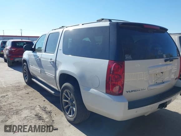 ✅ 2014 GMC Yukon XL SLT • VIN: 1GKS1KE02ER200489 • Lot: 41385362. Listed on IAAI with 200,289 mi. Free auction sales archive from the USA and detailed vehicle history report at DreamBid. Image 3.