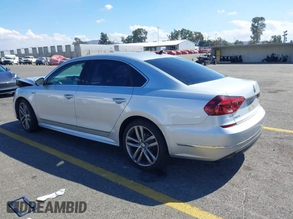 ✅ 2017 Volkswagen Passat R-Line • VIN: 1VWDT7A39HC027053 • Лот: 43378954. Опубликован ранее на IAAI с пробегом 105 925 миль. Бесплатный доступ к архиву аукционных продаж из США и подробный отчёт об истории автомобиля на DreamBid. Изображение 3.