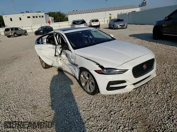 ✅ 2020 Jaguar XE S • VIN: SAJAJ4FX3LCP62868 • Lot: 68015435. Wystawiony na Copart z przebiegiem 45 492 mil. Bezpłatny archiwum sprzedaży aukcyjnych z USA i szczegółowy raport historii pojazdu na DreamBid. Zdjęcie 13.