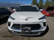 ✅ 2024 Buick Encore GX Preferred • VIN: KL4AMBSLXRB011238 • Lot: 90293015. Wystawiony na Copart z przebiegiem 18 445 mil. Bezpłatny archiwum sprzedaży aukcyjnych z USA i szczegółowy raport historii pojazdu na DreamBid. Zdjęcie 5.