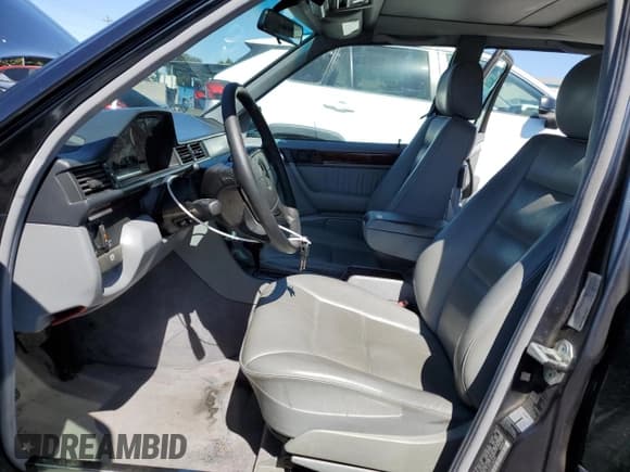 ✅ 1995 Mercedes-Benz E 320 • VIN: WDBEA32E2SC266939 • Лот: 72080685. Опубликован ранее на Copart с пробегом 140 754 миль. Бесплатный доступ к архиву аукционных продаж из США и подробный отчёт об истории автомобиля на DreamBid. Изображение 7.