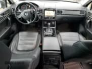 ✅ 2012 Volkswagen Touareg Sport • VIN: WVGFF9BP7CD001145 • Lot: 87206215. Wystawiony na Copart z przebiegiem 115 306 mil. Bezpłatny archiwum sprzedaży aukcyjnych z USA i szczegółowy raport historii pojazdu na DreamBid. Zdjęcie 8.