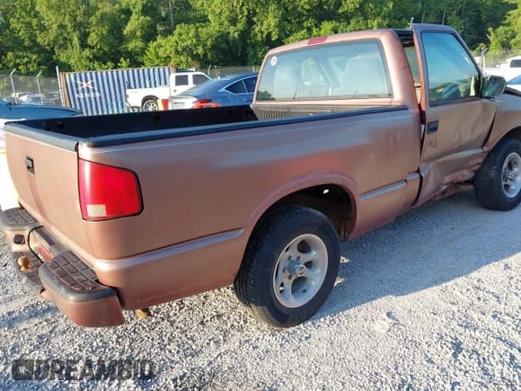 ✅ 1998 Isuzu Hombre S • VIN: 1GGCS1440W8665516 • Lot: 42679675. Wystawiony na IAAI z przebiegiem 280 167 mil. Bezpłatny archiwum sprzedaży aukcyjnych z USA i szczegółowy raport historii pojazdu na DreamBid. Zdjęcie 4.