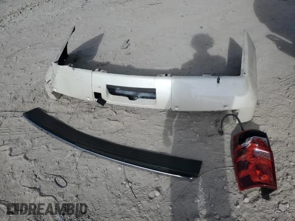 ✅ 2010 Chevrolet Suburban LTZ • VIN: 1GNUCKE03AR145230 • Lot: 80114884. Wystawiony na Copart z przebiegiem 289 420 mil. Bezpłatny archiwum sprzedaży aukcyjnych z USA i szczegółowy raport historii pojazdu na DreamBid. Zdjęcie 13.