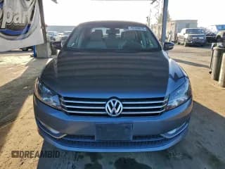 ✅ 2015 Volkswagen Passat S • VIN: 1VWAS7A35FC122003 • Lot: 95348615. Wystawiony na Copart z przebiegiem 155 049 mil. Bezpłatny archiwum sprzedaży aukcyjnych z USA i szczegółowy raport historii pojazdu na DreamBid. Zdjęcie 5.