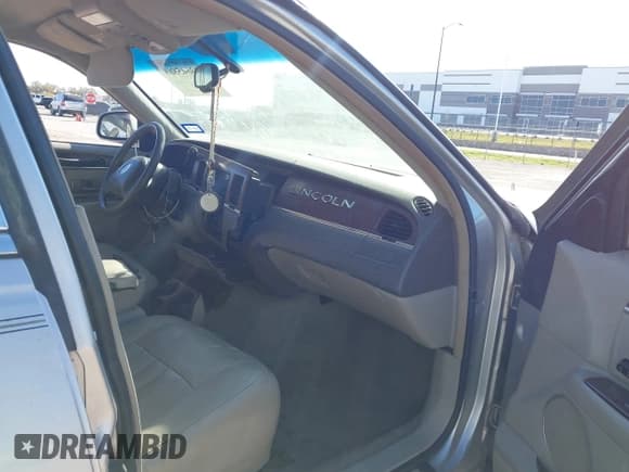 ✅ 2003 Lincoln Town Car Executive • VIN: 1LNHM81W23Y630094 • Lot: 43645869. Wystawiony na IAAI z przebiegiem 182 767 mil. Bezpłatny archiwum sprzedaży aukcyjnych z USA i szczegółowy raport historii pojazdu na DreamBid. Zdjęcie 5.