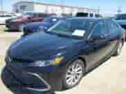 2021 Toyota Camry LE z VIN 4T1R11BK5MU025785, wystawiony jako IAAI lot #42301558 z przebiegiem 47 494 mil mil oraz . Historia ofert i sprzedaży dostępna na DreamBid. Obrazek 17.