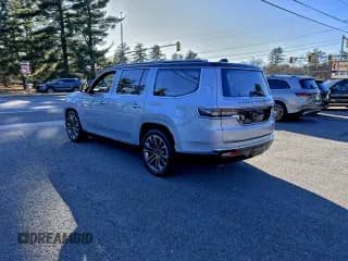 ✅ 2022 Jeep Grand Wagoneer Series III • VIN: 1C4SJVGJ4NS101295 • Lot: 95440775. Wystawiony na Copart z przebiegiem 120 129 mil. Bezpłatny archiwum sprzedaży aukcyjnych z USA i szczegółowy raport historii pojazdu na DreamBid. Zdjęcie 3.