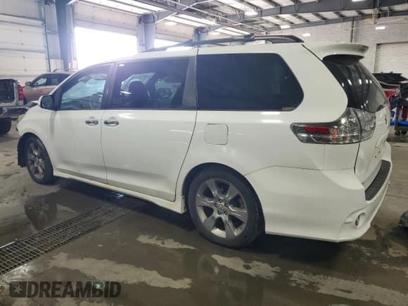 ✅ 2014 Toyota Sienna SE • VIN: 5TDXK3DC2ES442961 • Lot: 70143165. Listed on Copart with 204,488 mi. Free auction sales archive from the USA and detailed vehicle history report at DreamBid. Image 2.