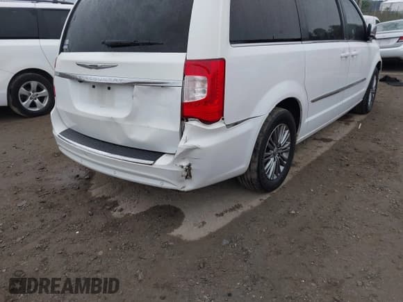 ✅ 2014 Chrysler Town & Country Touring L • VIN: 2C4RC1CG2ER234134 • Lot: 43387697. Listed on IAAI with 141,497 mi. Free auction sales archive from the USA and detailed vehicle history report at DreamBid. Image 6.