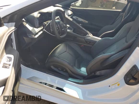 2023 Chevrolet Corvette 1LT z VIN 1G1YA2D47P5142179, wystawiony jako Copart lot #55301135 z przebiegiem Nie podano mil oraz Szkoda całkowita • Salvage title. Historia ofert i sprzedaży dostępna na DreamBid. Obrazek 8.