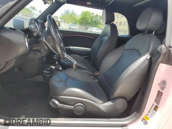 ✅ 2013 MINI Convertible • VIN: WMWZN3C50DT568977 • Лот: 60726495. Опубликован ранее на Copart с пробегом 86 319 миль. Бесплатный доступ к архиву аукционных продаж из США и подробный отчёт об истории автомобиля на DreamBid. Изображение 7.