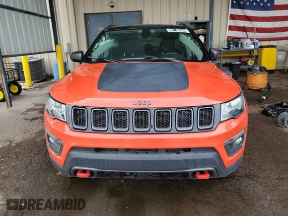 ✅ 2019 Jeep Compass Trailhawk • VIN: 3C4NJDDB4KT690735 • Lot: 82142865. Wystawiony na Copart z przebiegiem 56 432 mil. Bezpłatny archiwum sprzedaży aukcyjnych z USA i szczegółowy raport historii pojazdu na DreamBid. Zdjęcie 5.