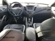✅ 2014 Hyundai Veloster Turbo • VIN: KMHTC6AE9EU184531 • Lot: 79663444. Wystawiony na Copart z przebiegiem 81 865 mil. Bezpłatny archiwum sprzedaży aukcyjnych z USA i szczegółowy raport historii pojazdu na DreamBid. Zdjęcie 8.