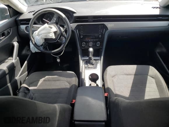 ✅ 2021 Volkswagen Passat S • VIN: 1VWAA7A38MC001174 • Lot: 70487915. Wystawiony na Copart z przebiegiem 62 396 mil. Bezpłatny archiwum sprzedaży aukcyjnych z USA i szczegółowy raport historii pojazdu na DreamBid. Zdjęcie 8.