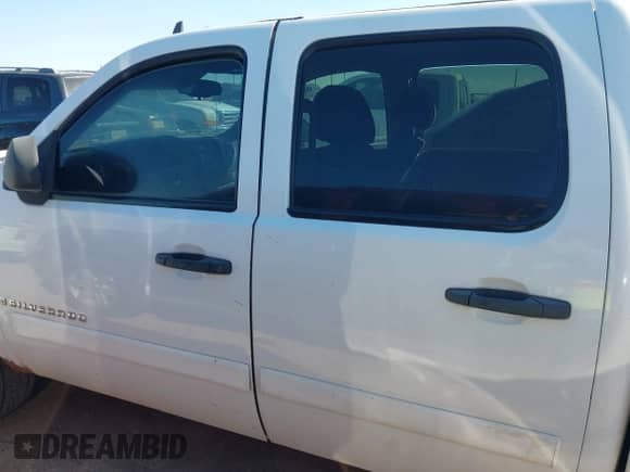 2011 Chevrolet Silverado 1500 LT z VIN 3GCPKSE3XBG363458, wystawiony jako IAAI lot #43402485 z przebiegiem 312 273 mil mil oraz . Historia ofert i sprzedaży dostępna na DreamBid. Obrazek 14.