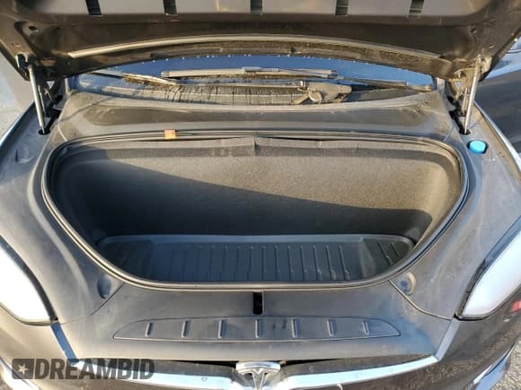 ✅ 2016 Tesla Model X 70D • VIN: 5YJXCBE27GF028515 • Lot: 86704495. Wystawiony na Copart z przebiegiem 71 792 mil. Bezpłatny archiwum sprzedaży aukcyjnych z USA i szczegółowy raport historii pojazdu na DreamBid. Zdjęcie 11.