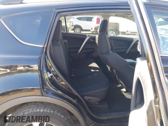 ✅ 2017 Toyota RAV4 XLE • VIN: 2T3RFREV2HW611850 • Lot: 43401879. Wystawiony na IAAI z przebiegiem 72 089 mil. Bezpłatny archiwum sprzedaży aukcyjnych z USA i szczegółowy raport historii pojazdu na DreamBid. Zdjęcie 8.