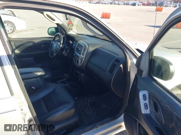 ✅ 2003 Ford Escape Limited • VIN: 1FMCU94173KA69460 • Lot: 43633753. Wystawiony na IAAI z przebiegiem 234 759 mil. Bezpłatny archiwum sprzedaży aukcyjnych z USA i szczegółowy raport historii pojazdu na DreamBid. Zdjęcie 5.