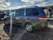 ✅ 2011 Toyota Sienna LE • VIN: 5TDKK3DC6BS062625 • Лот: 92324525. Опубликован ранее на Copart с пробегом 136 819 миль. Бесплатный доступ к архиву аукционных продаж из США и подробный отчёт об истории автомобиля на DreamBid. Изображение 2.