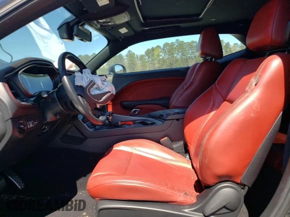 ✅ 2020 Dodge Challenger SXT • VIN: 2C3CDZAG2LH211125 • Lot: 44526233. Wystawiony na Copart z przebiegiem 23 482 mil. Bezpłatny archiwum sprzedaży aukcyjnych z USA i szczegółowy raport historii pojazdu na DreamBid. Zdjęcie 7.