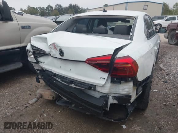 ✅ 2017 Volkswagen Passat R-Line • VIN: 1VWDT7A33HC071503 • Lot: 43525377. Wystawiony na IAAI z przebiegiem 93 021 mil. Bezpłatny archiwum sprzedaży aukcyjnych z USA i szczegółowy raport historii pojazdu na DreamBid. Zdjęcie 4.