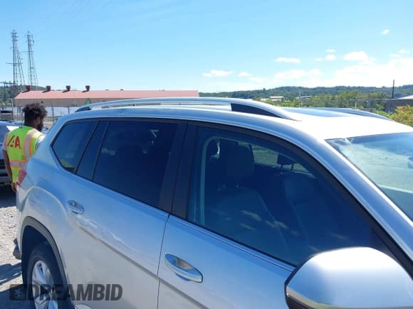 ✅ 2018 Volkswagen Atlas SEL • VIN: 1V2MR2CA7JC562158 • Lot: 43005670. Wystawiony na IAAI z przebiegiem 56 968 mil. Bezpłatny archiwum sprzedaży aukcyjnych z USA i szczegółowy raport historii pojazdu na DreamBid. Zdjęcie 6.