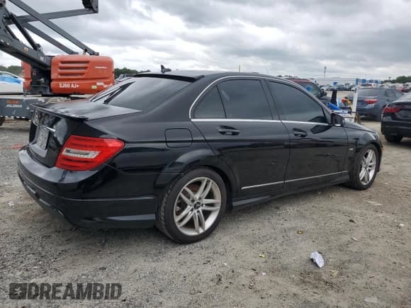 ✅ 2012 Mercedes-Benz C 250 Sport • VIN: WDDGF4HB0CR221582 • Лот: 81816535. Опубликован ранее на Copart с пробегом 137 436 миль. Бесплатный доступ к архиву аукционных продаж из США и подробный отчёт об истории автомобиля на DreamBid. Изображение 3.