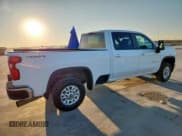 ✅ 2022 Chevrolet Silverado 2500HD LT • VIN: 1GC4YNEY0NF179067 • Lot: 82148125. Wystawiony na Copart z przebiegiem 77 136 mil. Bezpłatny archiwum sprzedaży aukcyjnych z USA i szczegółowy raport historii pojazdu na DreamBid. Zdjęcie 3.