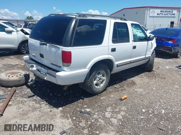 2001 Chevrolet Blazer LT z VIN 1GNDT13W512231147, wystawiony jako IAAI lot #42691365 z przebiegiem 174 171 mil mil oraz . Historia ofert i sprzedaży dostępna na DreamBid. Obrazek 4.