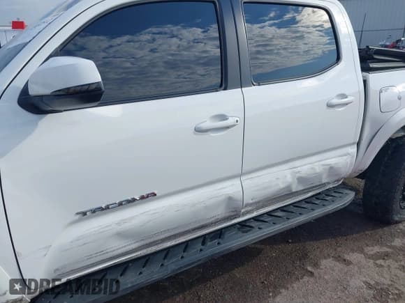 ✅ 2016 Toyota Tacoma SR5 • VIN: 3TMAZ5CN4GM010598 • Lot: 43432512. Wystawiony na IAAI z przebiegiem 89 858 mil. Bezpłatny archiwum sprzedaży aukcyjnych z USA i szczegółowy raport historii pojazdu na DreamBid. Zdjęcie 6.